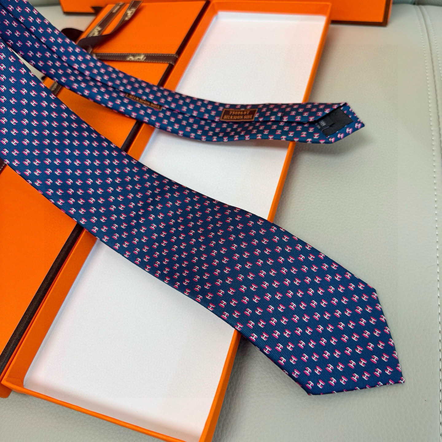 特价💰男士新款领带系列【H叠影领带】👔👔，稀有H家每年都有一千条不同印花的领带面世，从最初的多以几何图案