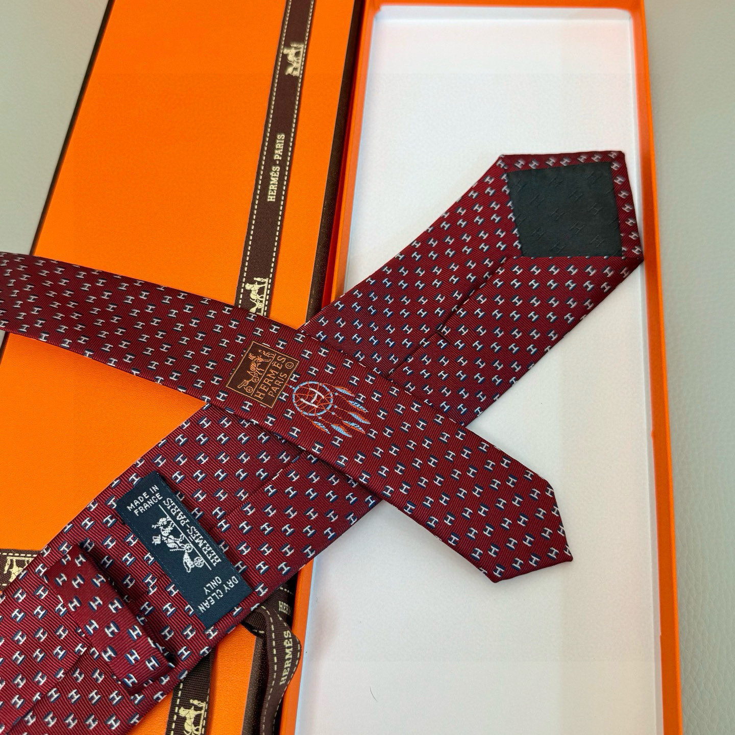 特价💰男士新款领带系列【H叠影领带】👔👔，稀有H家每年都有一千条不同印花的领带面世，从最初的多以几何图案