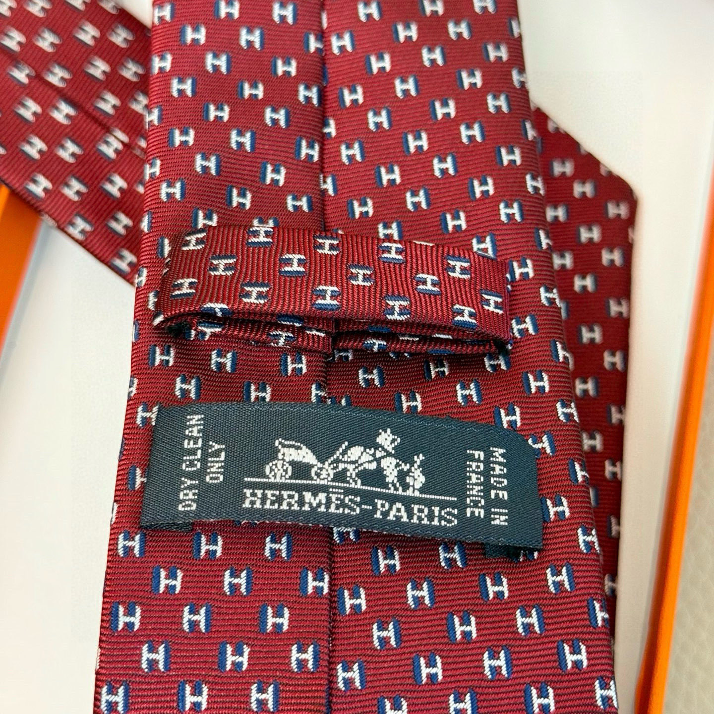 特价💰男士新款领带系列【H叠影领带】👔👔，稀有H家每年都有一千条不同印花的领带面世，从最初的多以几何图案