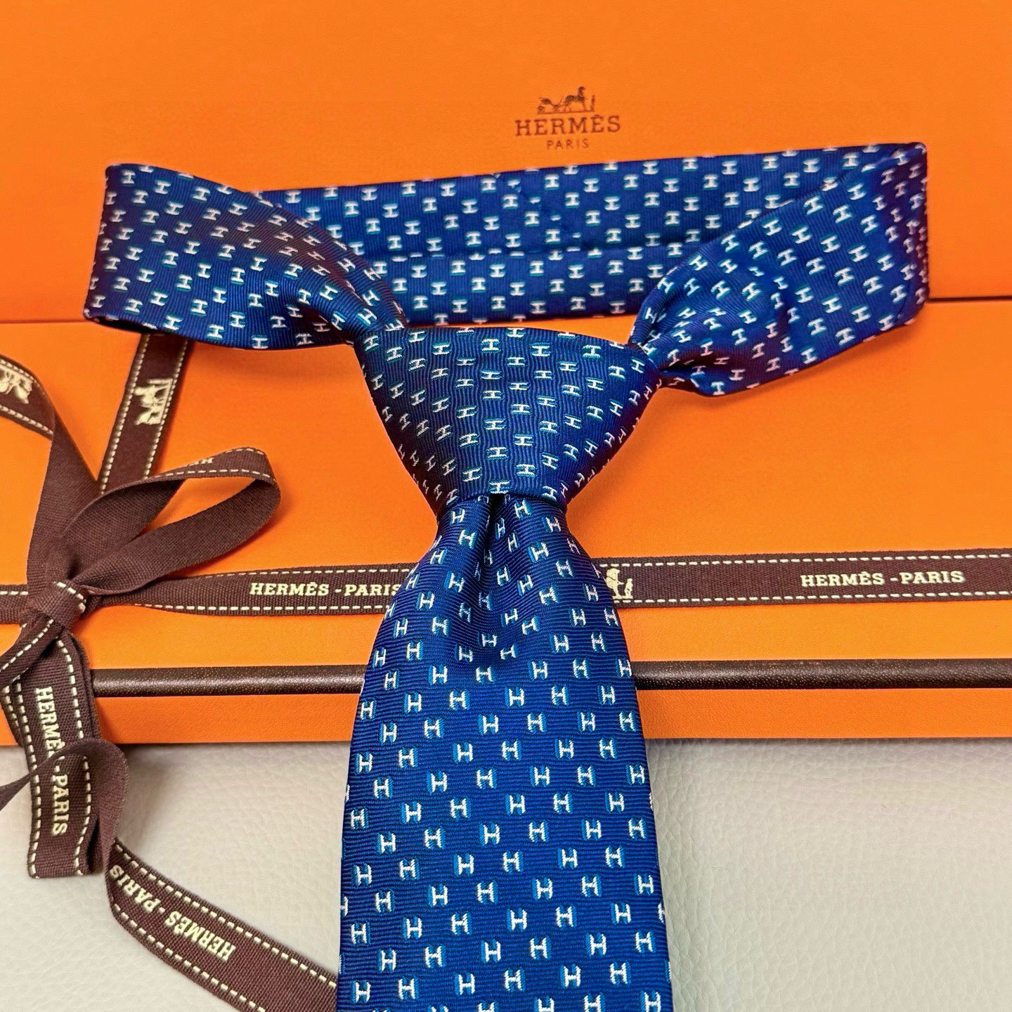 特价💰男士新款领带系列【H叠影领带】👔👔，稀有H家每年都有一千条不同印花的领带面世，从最初的多以几何图案