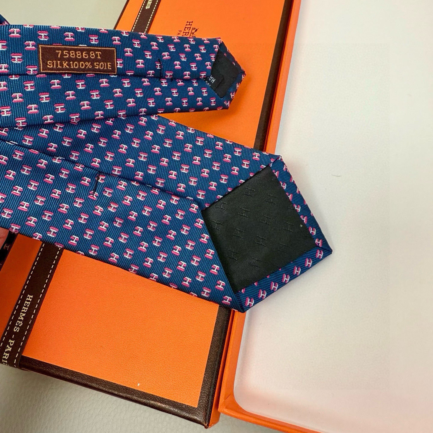 特价💰男士新款领带系列【H叠影领带】👔👔，稀有H家每年都有一千条不同印花的领带面世，从最初的多以几何图案