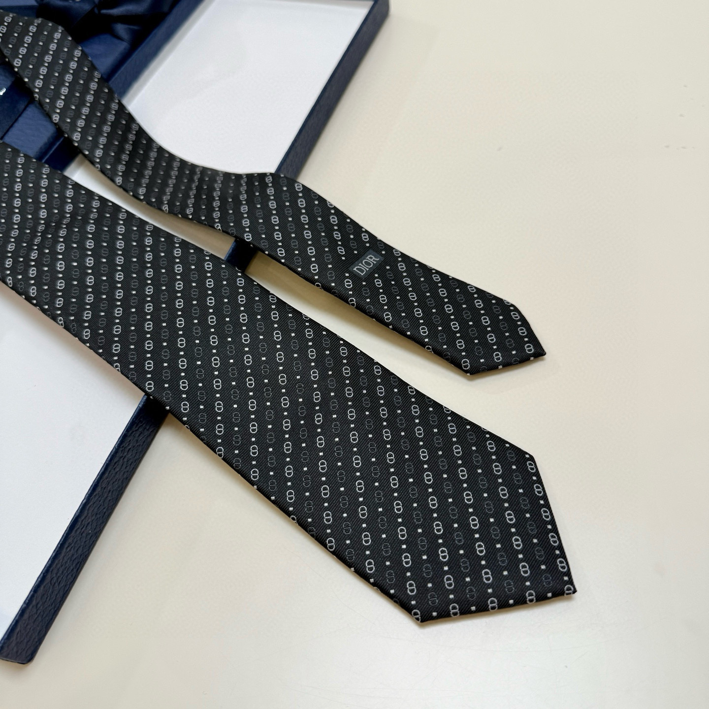 特价💰迪奥官方新款领带，CD男士领带4色💖💖 👔👔Dior男士，稀有😻😻展现精湛手工与时尚优雅的理想选择