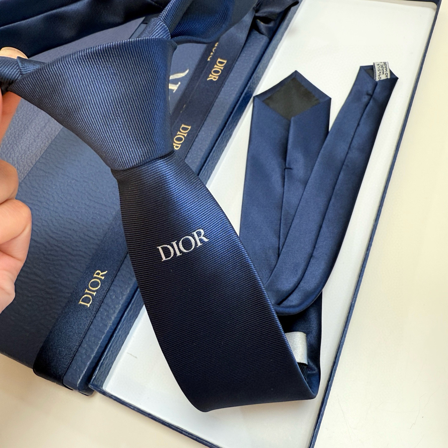 特价💰爆款到👏👏新款迪奥领带 👔👔Dior男士稀有😻😻展现精湛手工与时尚优雅的理想选择，这款采用DO家最