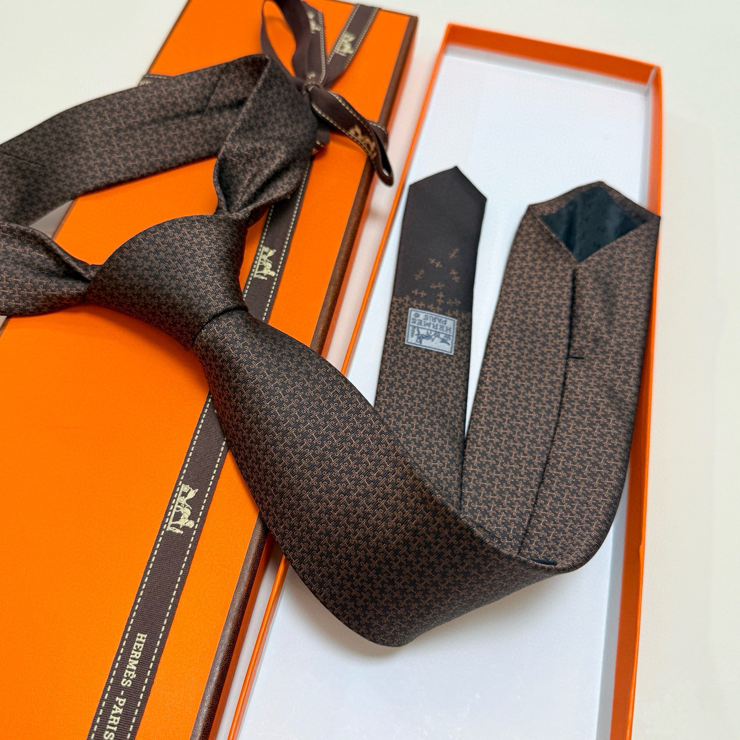 特价💰男士新款领带系列【H标志图案领带】👔👔，稀有H家每年都有一千条不同印花的领带面世，从最初的多以几何