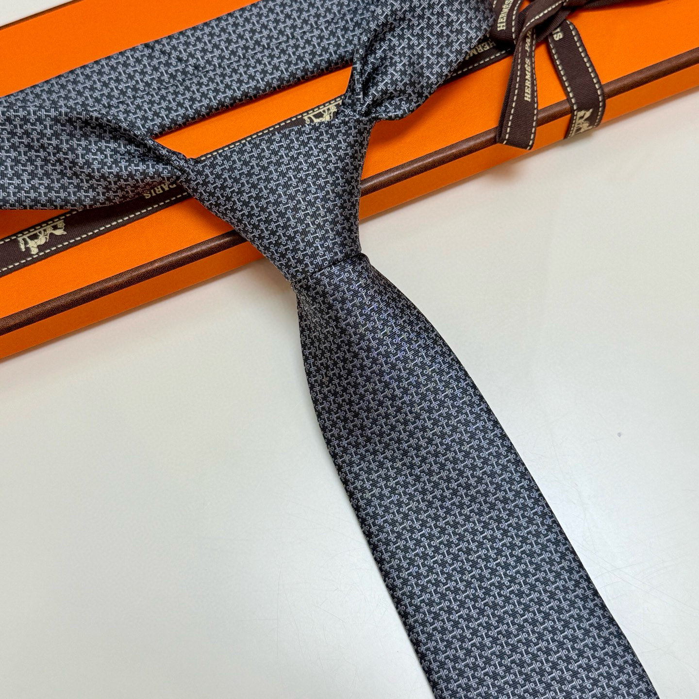 特价💰男士新款领带系列【H标志图案领带】👔👔，稀有H家每年都有一千条不同印花的领带面世，从最初的多以几何