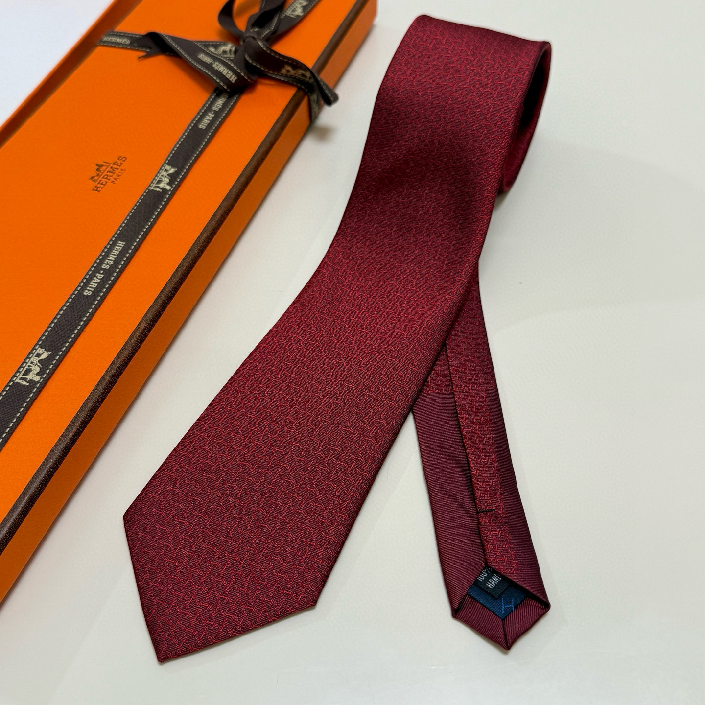 特价💰男士新款领带系列【H标志图案领带】👔👔，稀有H家每年都有一千条不同印花的领带面世，从最初的多以几何