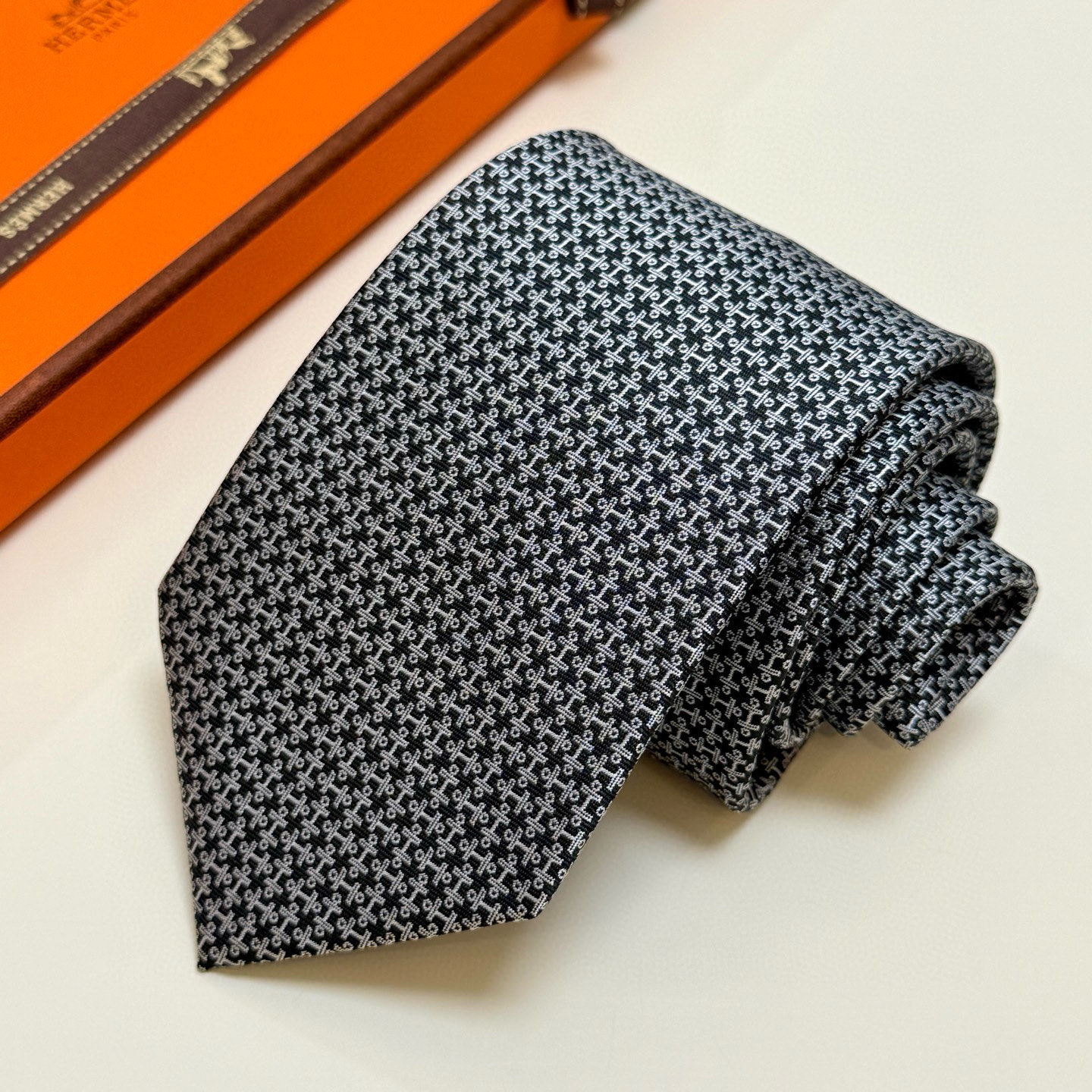 特价💰男士新款领带系列【H标志图案领带】👔👔，稀有H家每年都有一千条不同印花的领带面世，从最初的多以几何