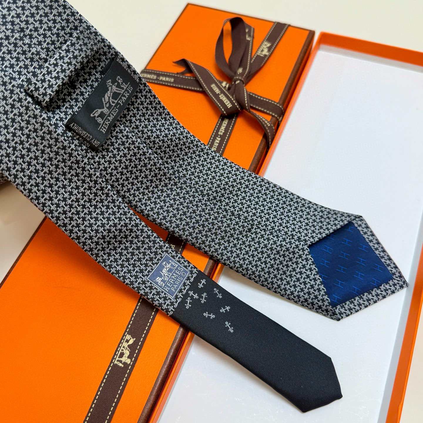 特价💰男士新款领带系列【H标志图案领带】👔👔，稀有H家每年都有一千条不同印花的领带面世，从最初的多以几何