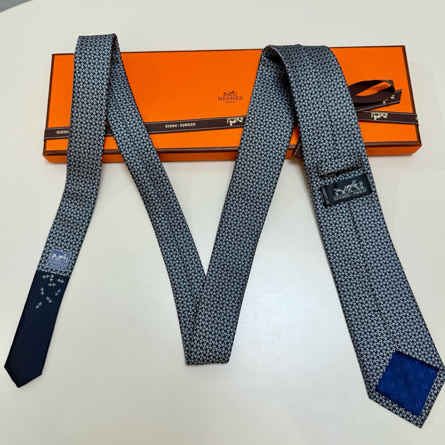 特价💰男士新款领带系列【H标志图案领带】👔👔，稀有H家每年都有一千条不同印花的领带面世，从最初的多以几何