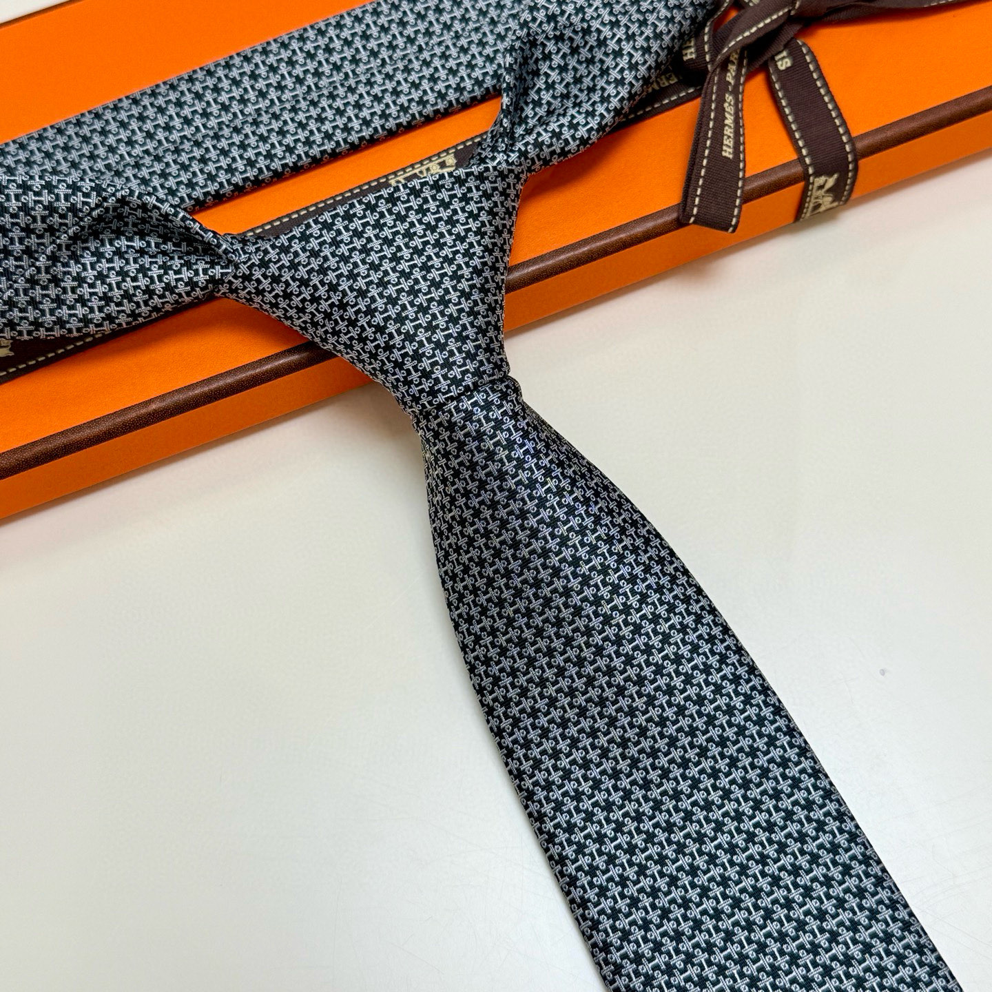 特价💰男士新款领带系列【H标志图案领带】👔👔，稀有H家每年都有一千条不同印花的领带面世，从最初的多以几何