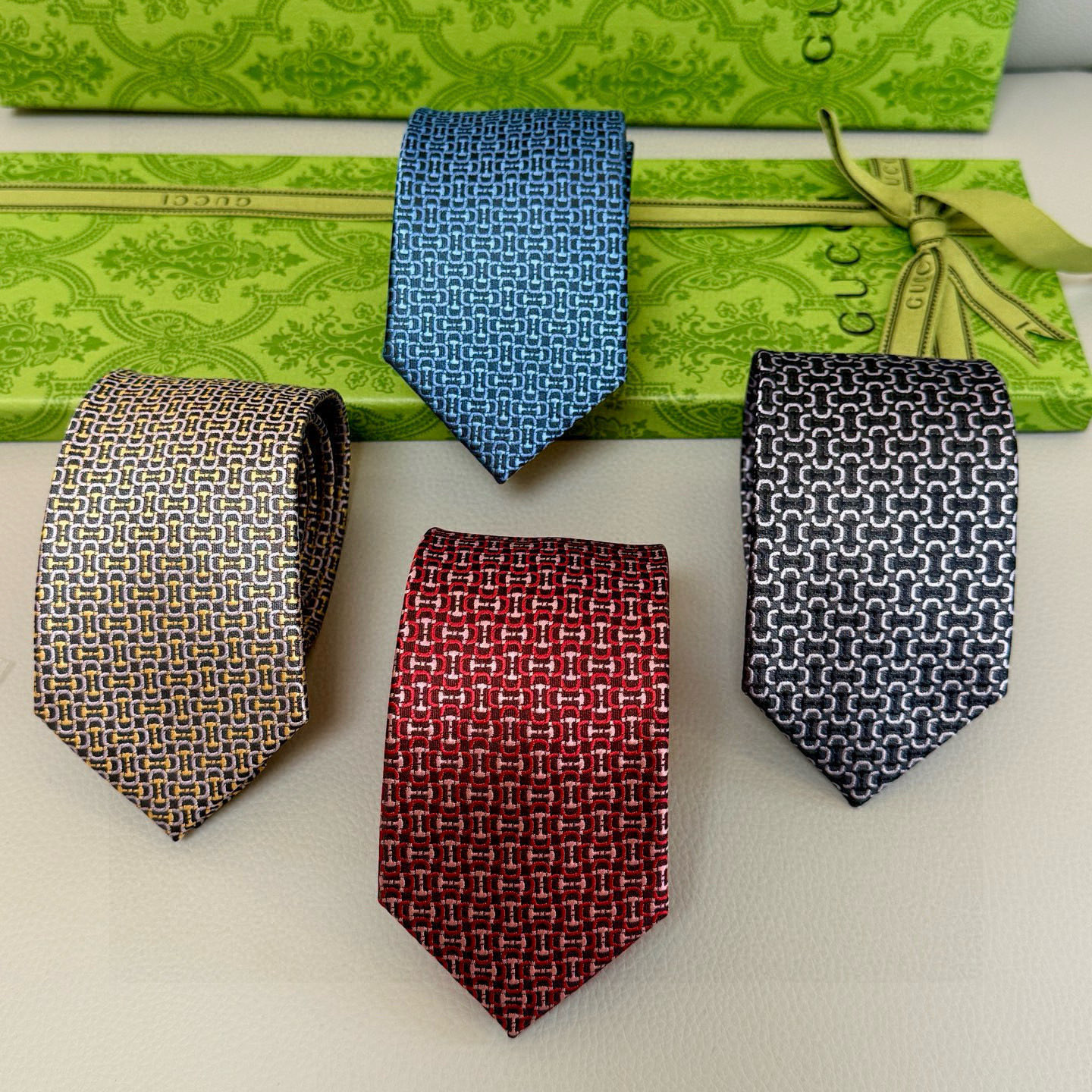 特价💰男士新款领带系列【镂空H字母领带】👔👔，稀有H家每年都有一千条不同印花的领带面世，从最初的多以几何