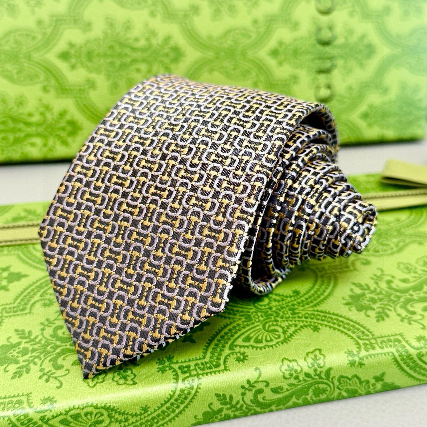 特价💰男士新款领带系列【镂空H字母领带】👔👔，稀有H家每年都有一千条不同印花的领带面世，从最初的多以几何