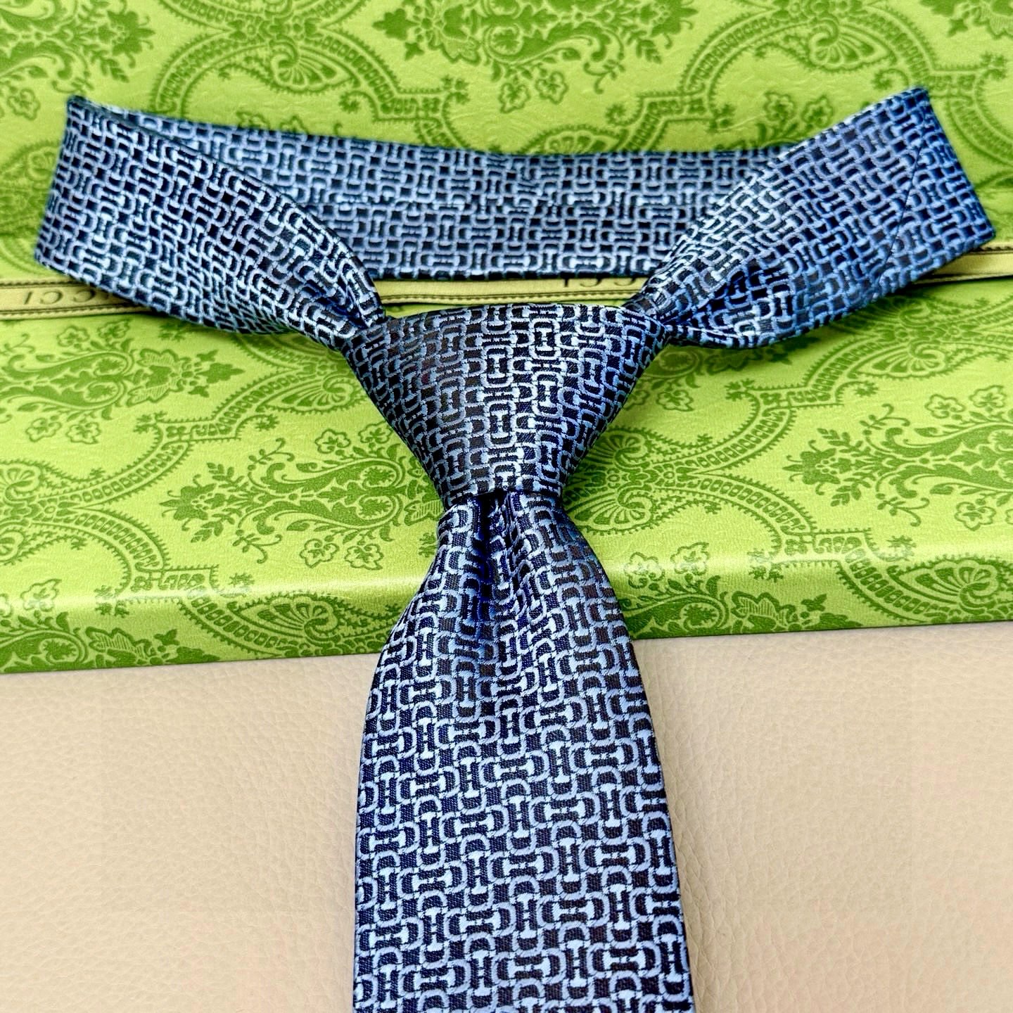 特价💰男士新款领带系列【镂空H字母领带】👔👔，稀有H家每年都有一千条不同印花的领带面世，从最初的多以几何