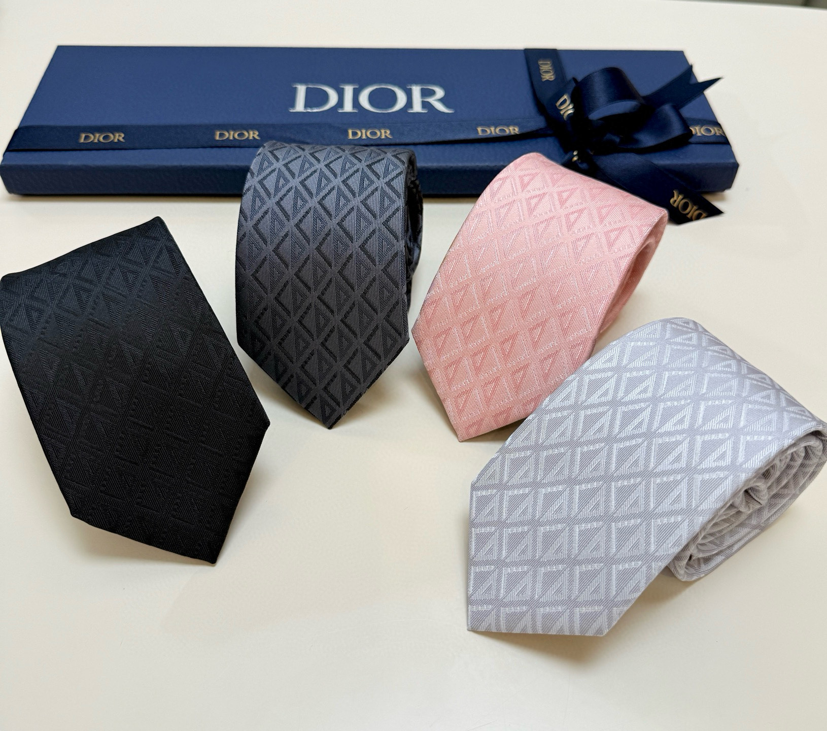 特价💰 官方同步新款【线条菱形图案领带】
Dior男士蚕丝藤格纹领带 经典三角格纹设计款领带
穿搭更显气