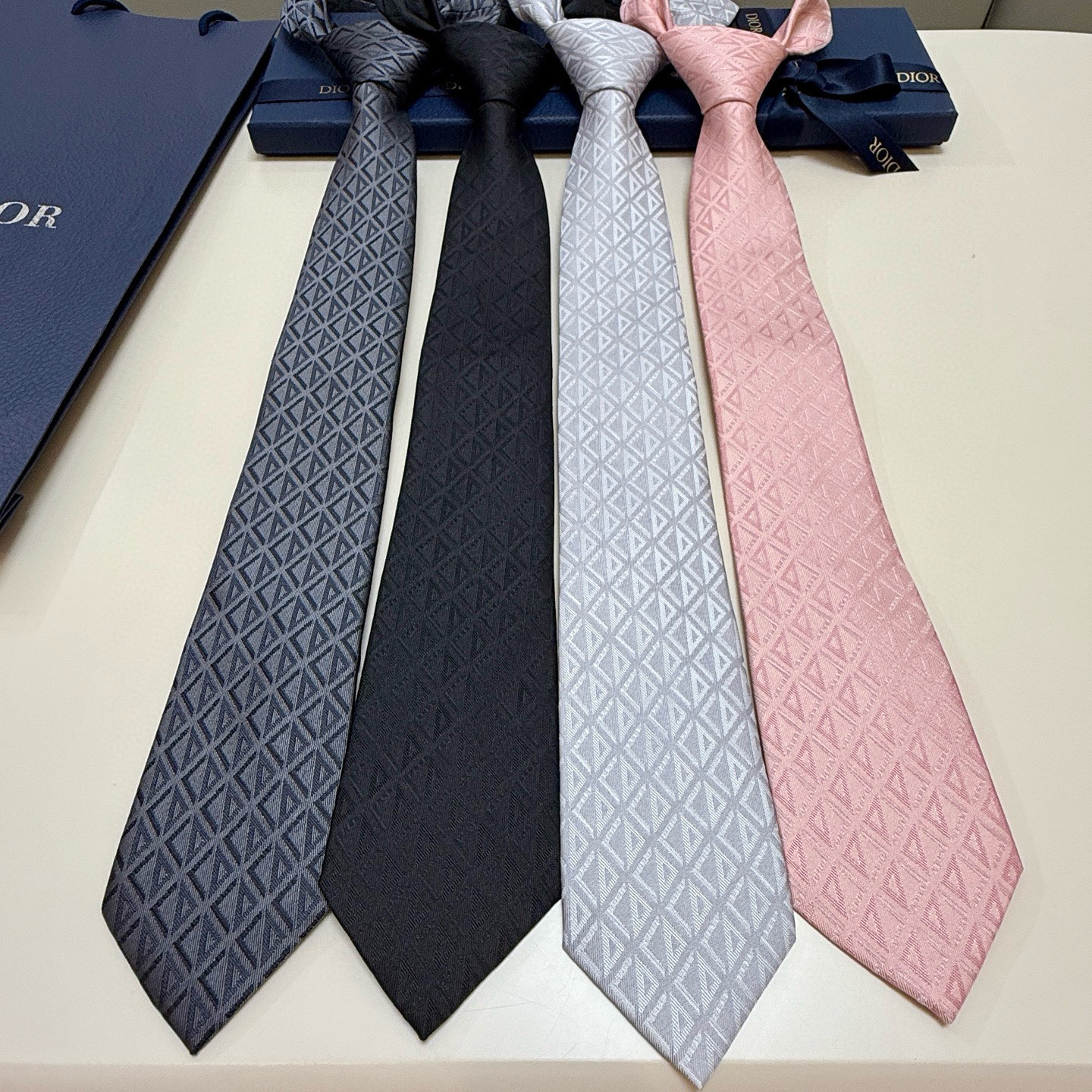 特价💰 官方同步新款【线条菱形图案领带】
Dior男士蚕丝藤格纹领带 经典三角格纹设计款领带
穿搭更显气