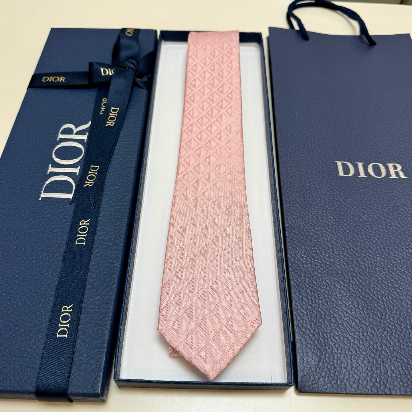 特价💰 官方同步新款【线条菱形图案领带】
Dior男士蚕丝藤格纹领带 经典三角格纹设计款领带
穿搭更显气