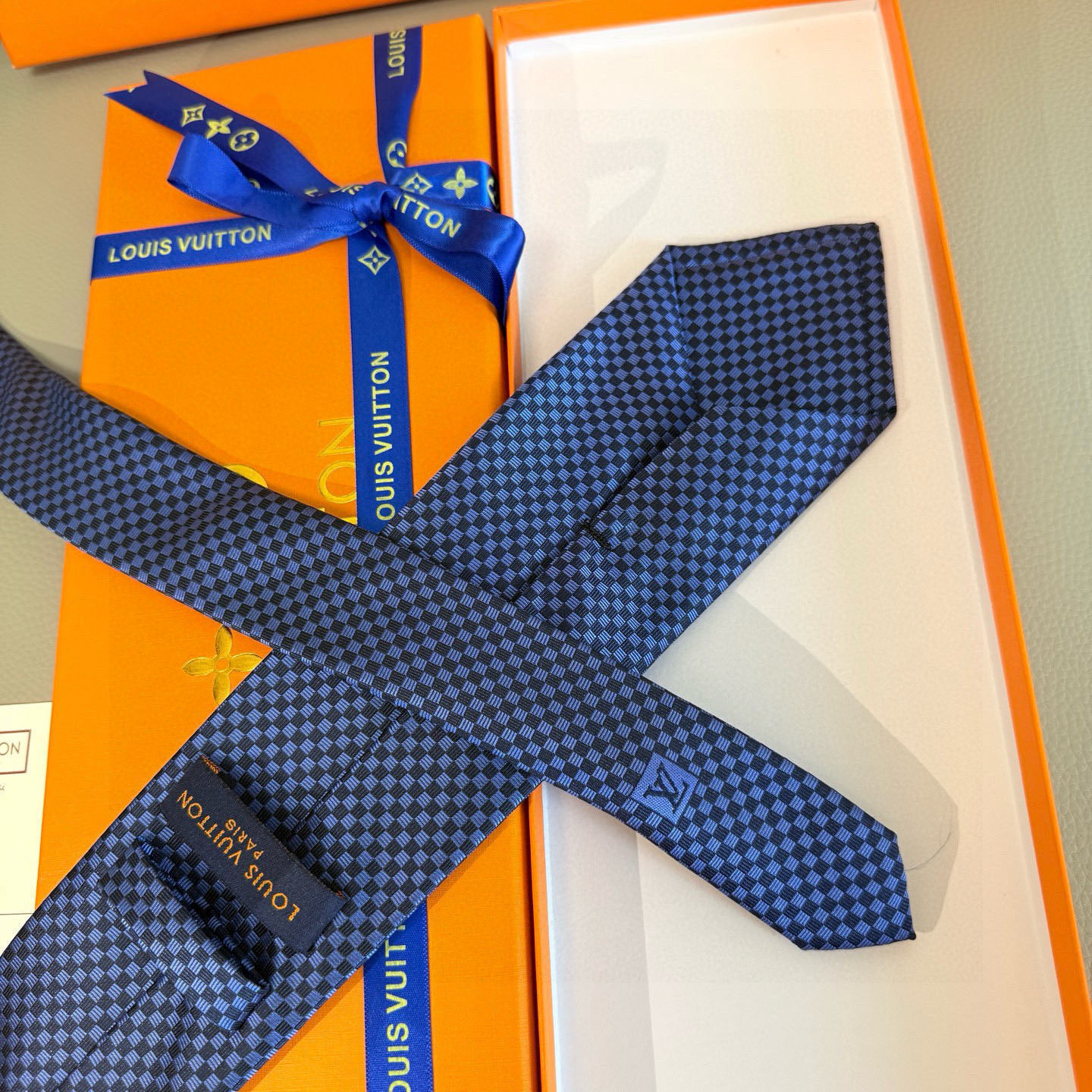 特价💰男士领带系列【LV方格领带】👔👔，稀有😻😻展现精湛手工与时尚优雅的理想选择，这款领带将标志性的Da