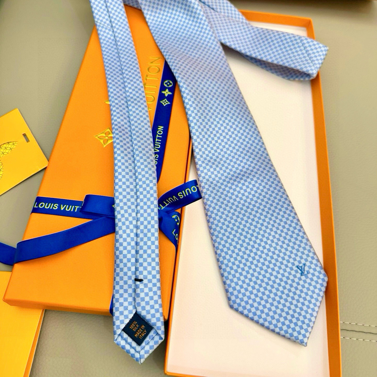 特价💰男士领带系列【LV方格领带】👔👔，稀有😻😻展现精湛手工与时尚优雅的理想选择，这款领带将标志性的Da