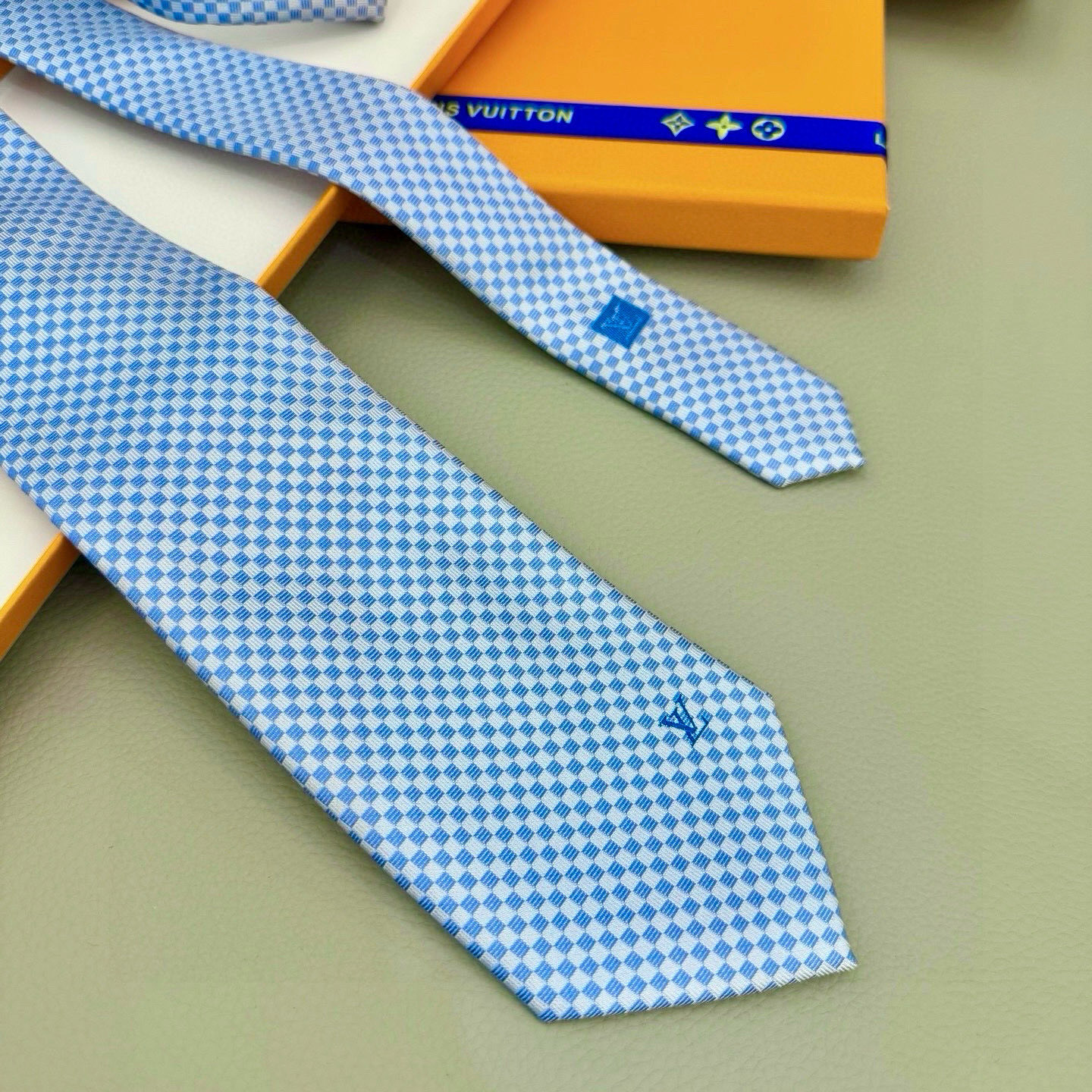 特价💰男士领带系列【LV方格领带】👔👔，稀有😻😻展现精湛手工与时尚优雅的理想选择，这款领带将标志性的Da