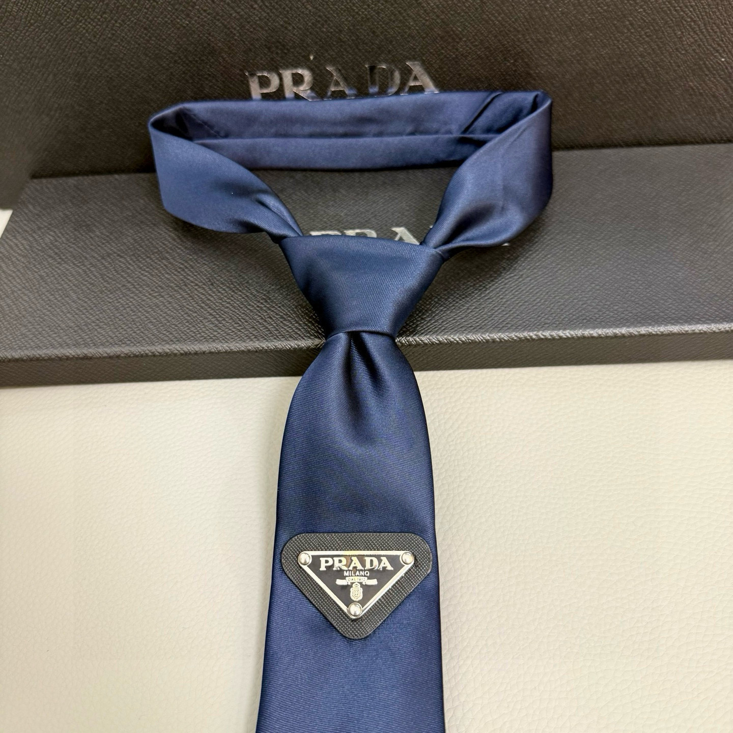 特价💰P家经典领带中性款 Prada徽标领带，高端定制👑稀有😻😻展现精湛手工与时尚优雅的理想选择，这款采