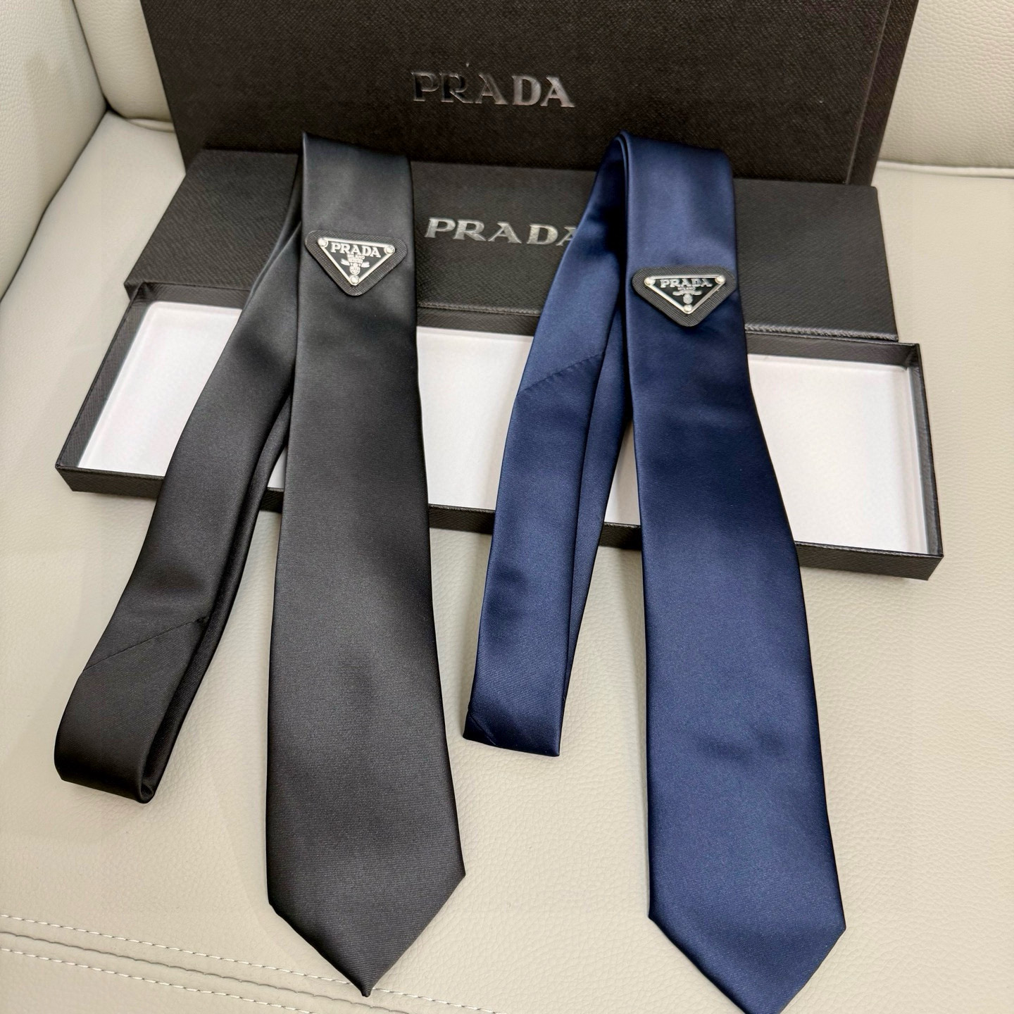 特价💰P家经典领带中性款 Prada徽标领带，高端定制👑稀有😻😻展现精湛手工与时尚优雅的理想选择，这款采