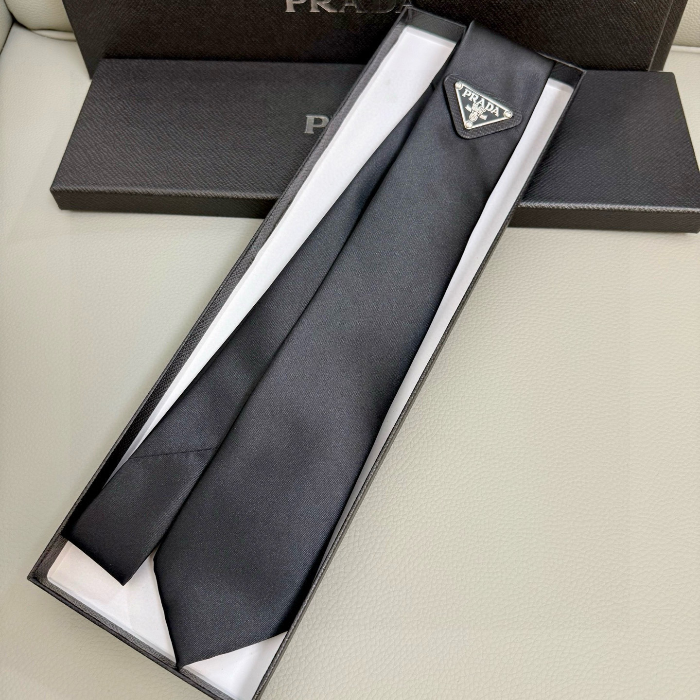 特价💰P家经典领带中性款 Prada徽标领带，高端定制👑稀有😻😻展现精湛手工与时尚优雅的理想选择，这款采