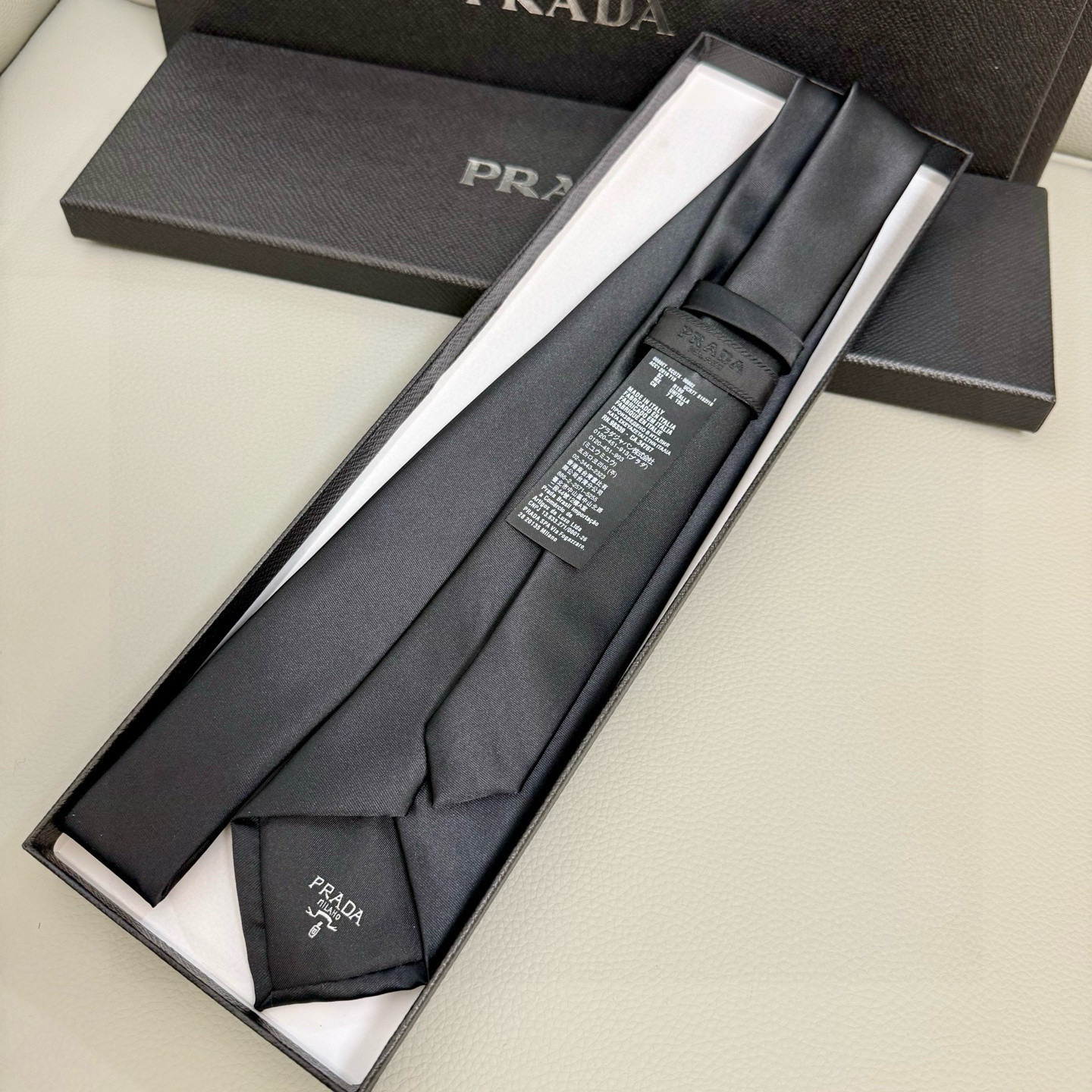 特价💰P家经典领带中性款 Prada徽标领带，高端定制👑稀有😻😻展现精湛手工与时尚优雅的理想选择，这款采