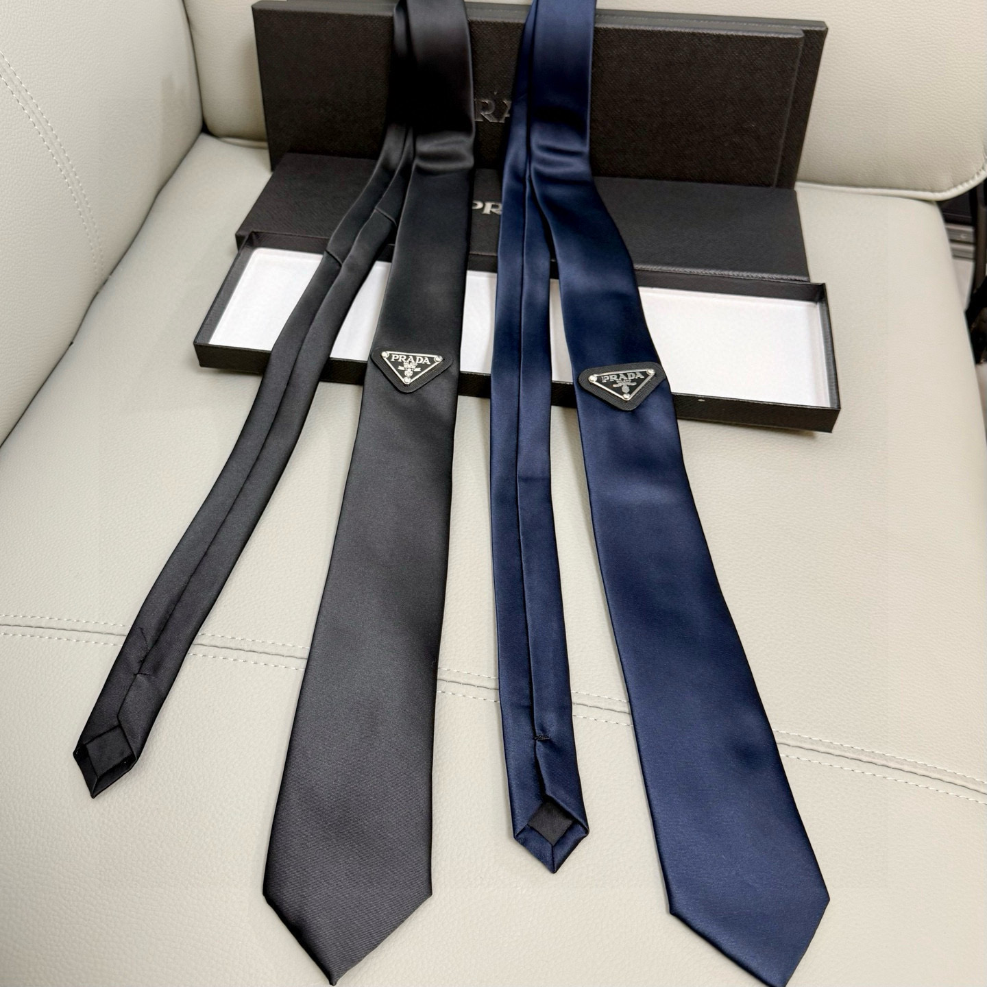 特价💰P家经典领带中性款 Prada徽标领带，高端定制👑稀有😻😻展现精湛手工与时尚优雅的理想选择，这款采