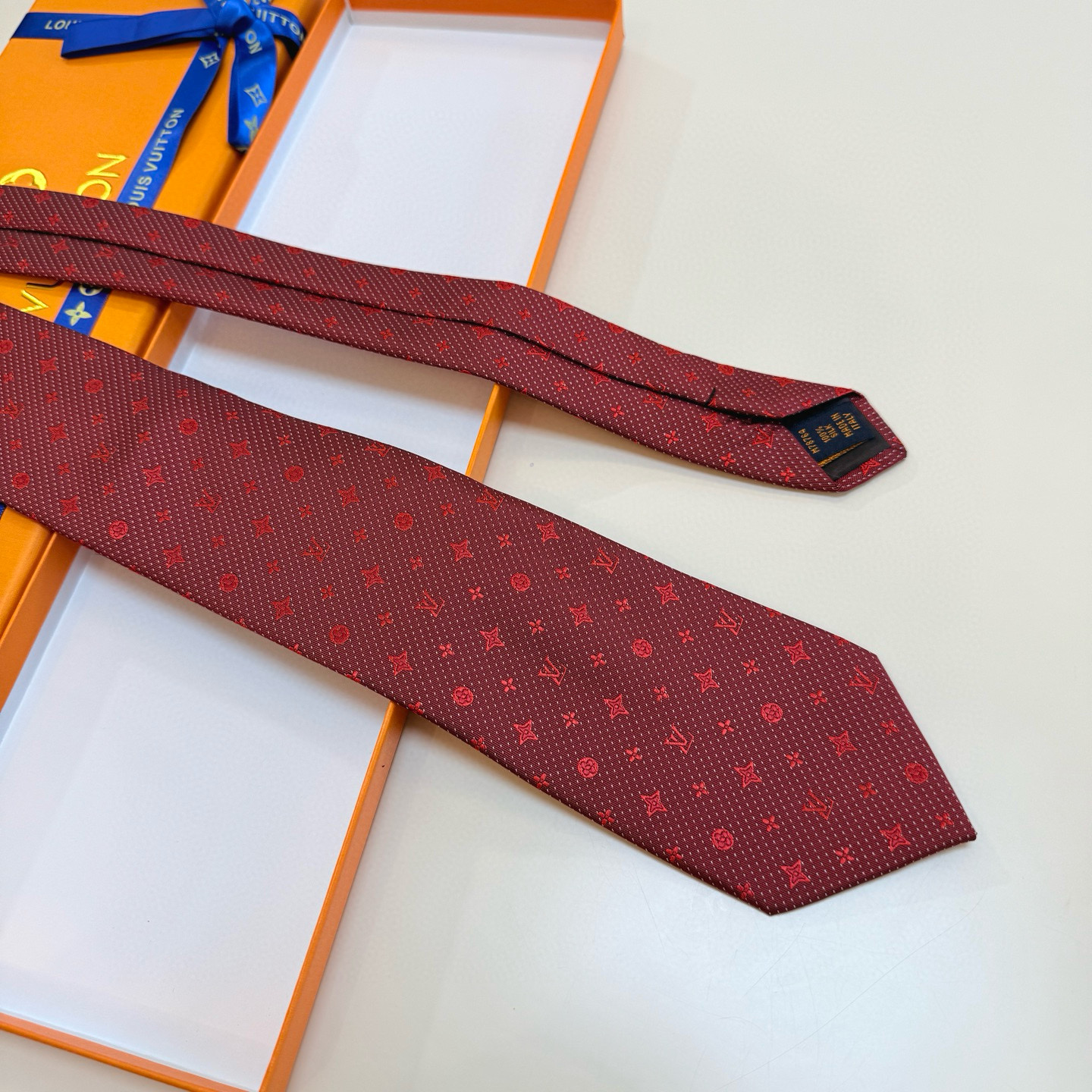 特价💰LV男士领带系列【L老花字母提花领带】👔👔，稀有😻😻展现精湛手工与时尚优雅的理想选择，这款领带将标
