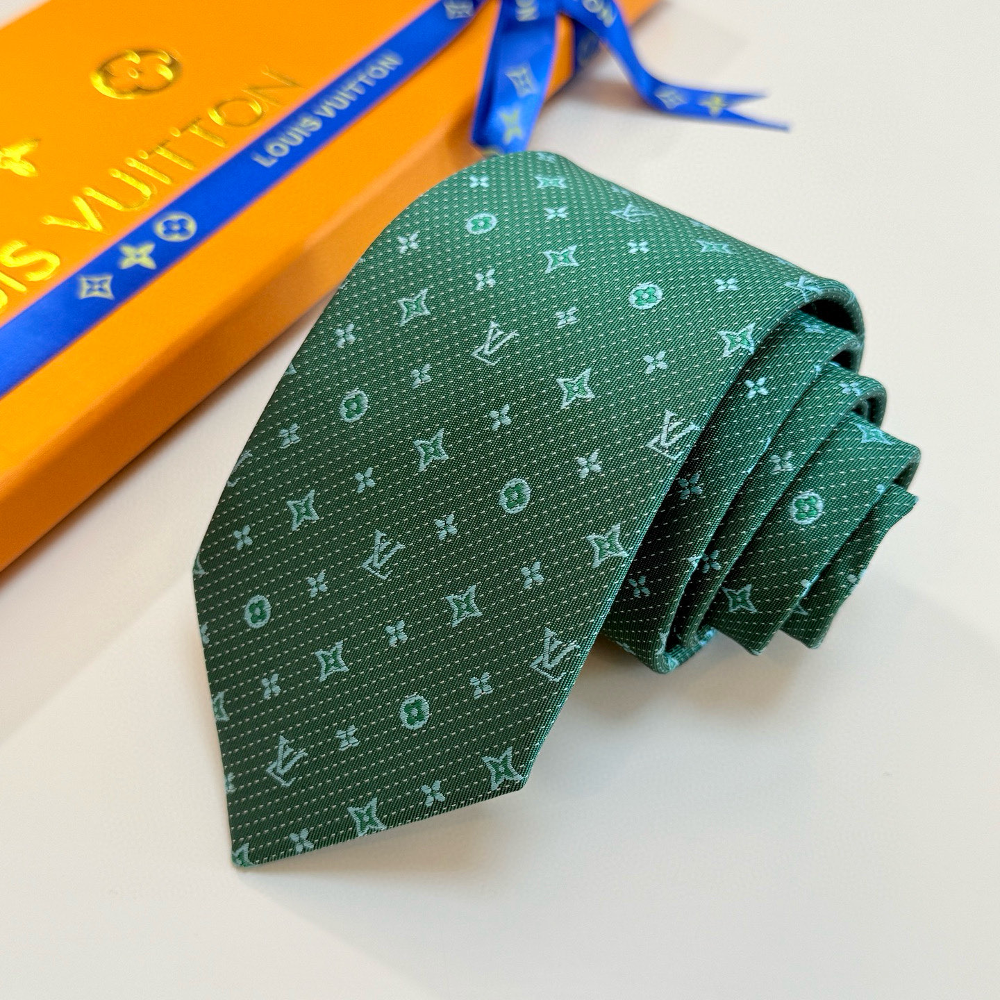 特价💰LV男士领带系列【L老花字母提花领带】👔👔，稀有😻😻展现精湛手工与时尚优雅的理想选择，这款领带将标