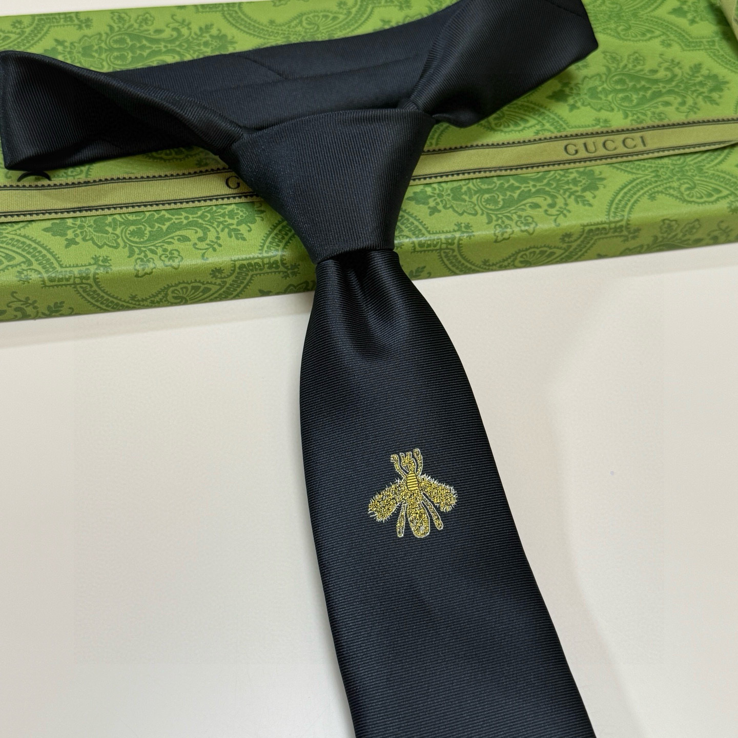 特价💰古驰gucci小蜜蜂男士领带系列蜜蜂斜纹领带】👔👔，稀有🐝🐝展现精湛手工与时尚优雅的理想选择，这款