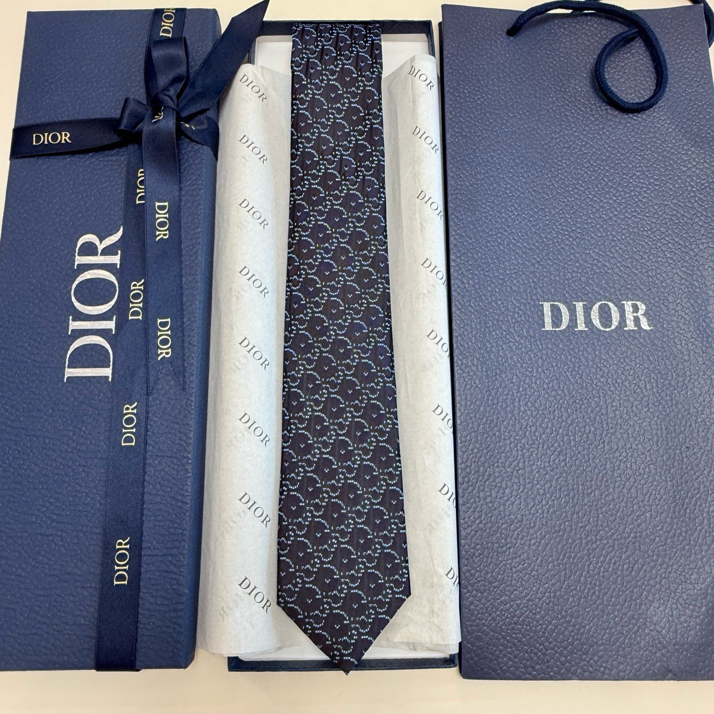 特价💰Dior男士【CD绣标领带】，稀有😻😻展现精湛手工与时尚优雅的理想选择，这款采用DO家最经典极具标