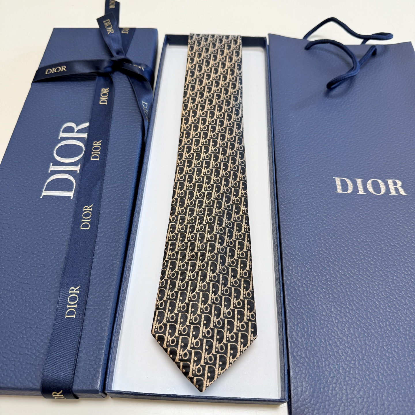特价💰 爆款到，迪奥新款领带💖💖 👔👔Dior男士，稀有😻😻展现精湛手工与时尚优雅的理想选择，这款采用D
