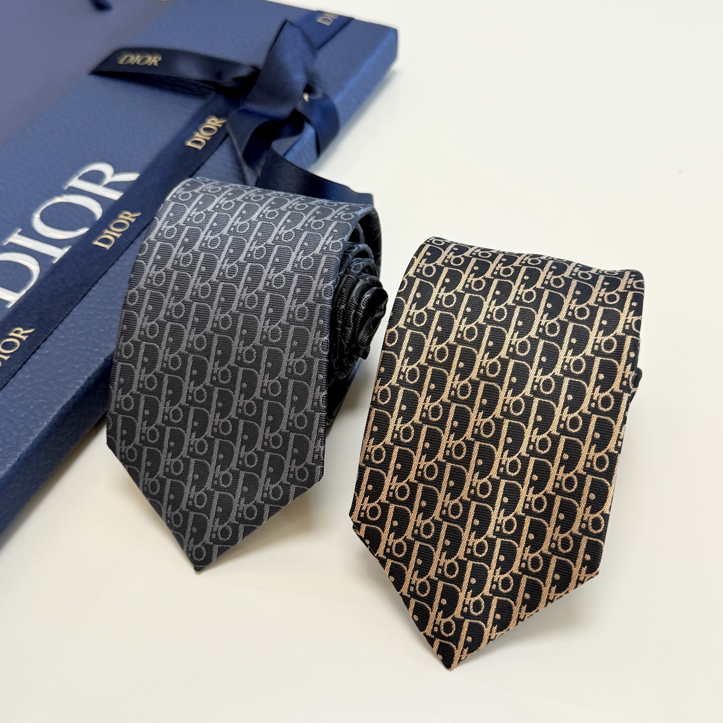 特价💰 爆款到，迪奥新款领带💖💖 👔👔Dior男士，稀有😻😻展现精湛手工与时尚优雅的理想选择，这款采用D