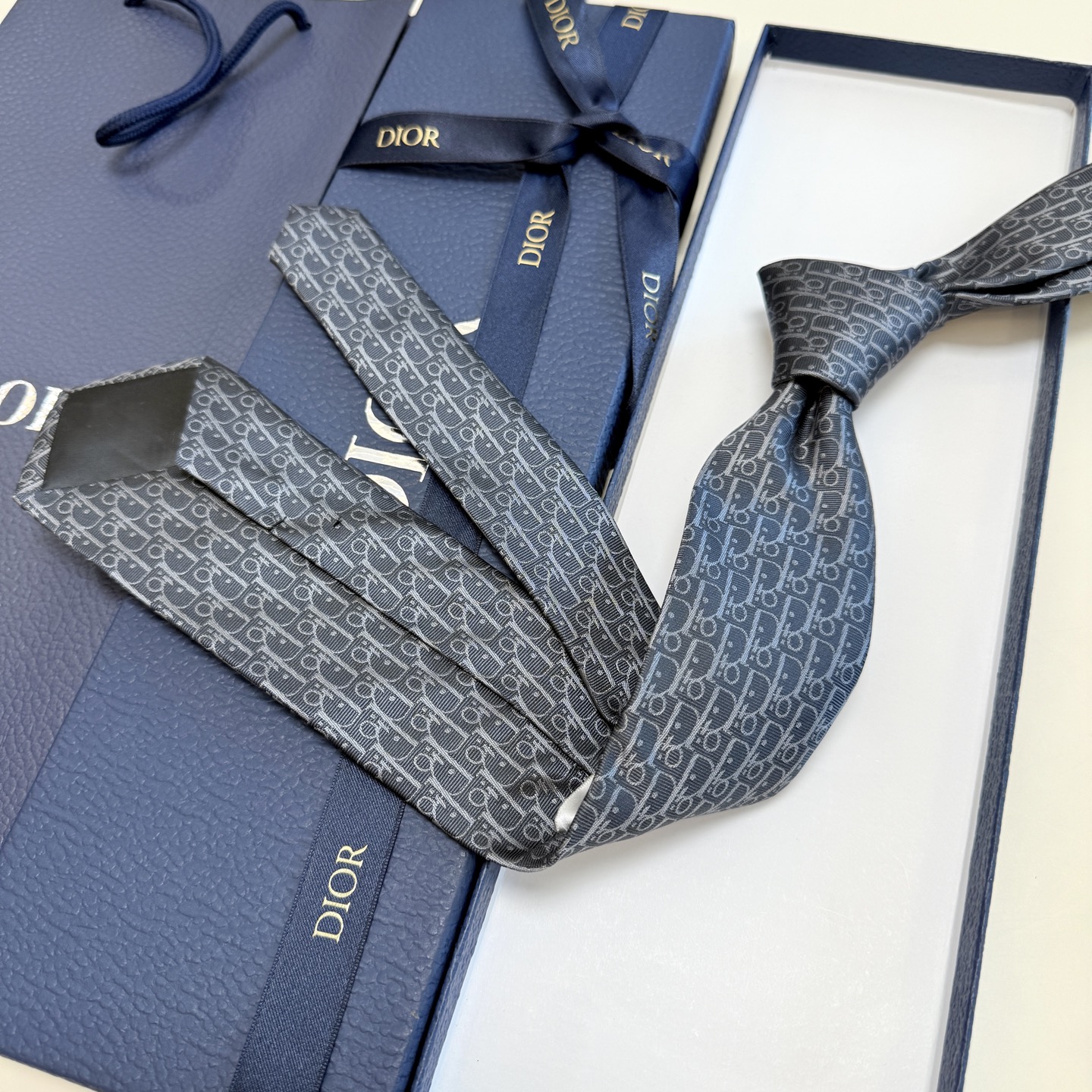 特价💰 爆款到，迪奥新款领带💖💖 👔👔Dior男士，稀有😻😻展现精湛手工与时尚优雅的理想选择，这款采用D
