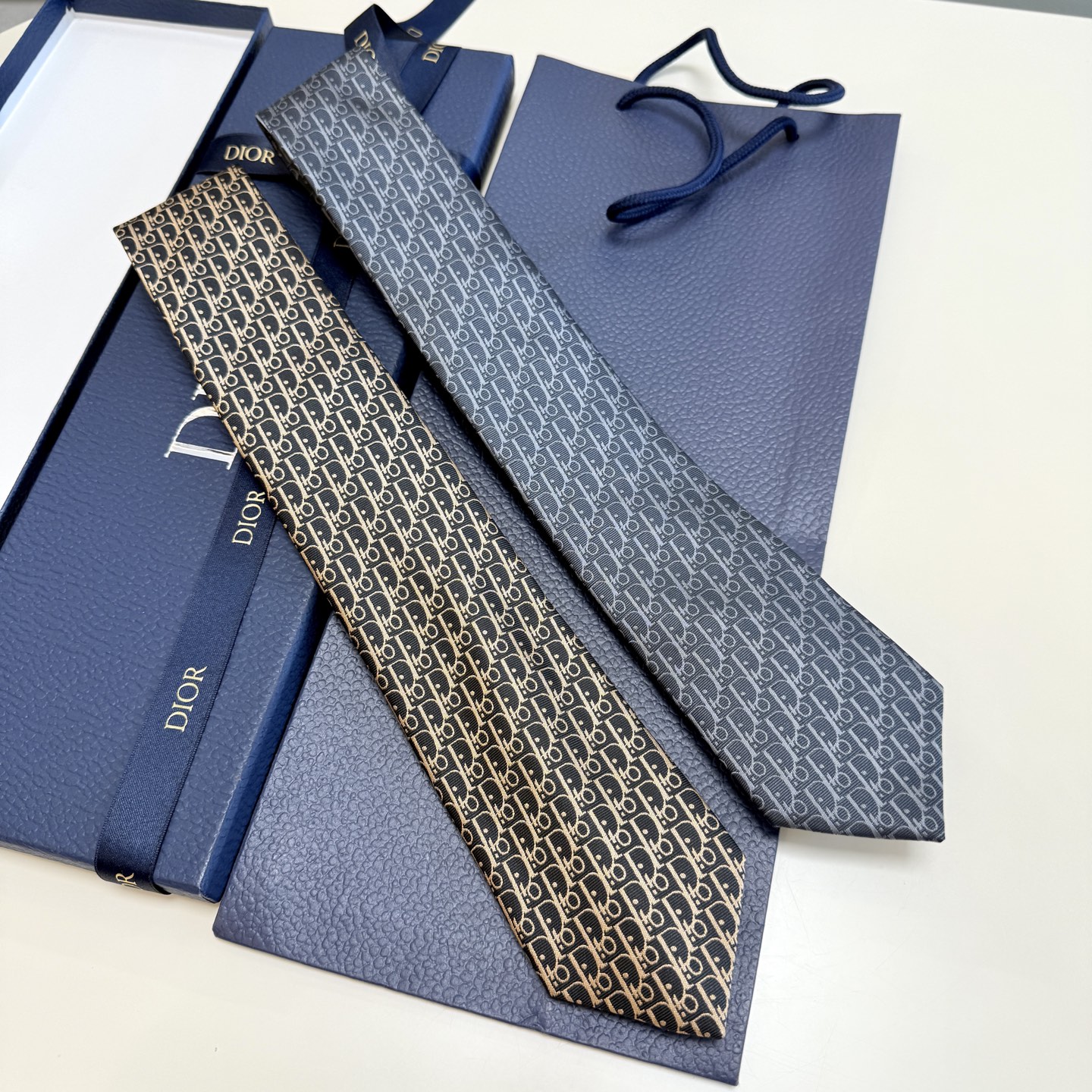 特价💰 爆款到，迪奥新款领带💖💖 👔👔Dior男士，稀有😻😻展现精湛手工与时尚优雅的理想选择，这款采用D