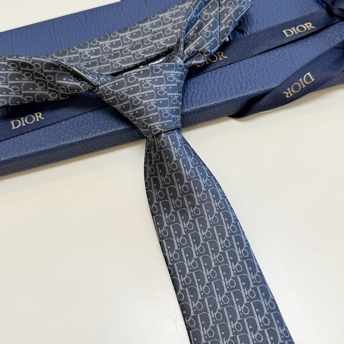 特价💰 爆款到，迪奥新款领带💖💖 👔👔Dior男士，稀有😻😻展现精湛手工与时尚优雅的理想选择，这款采用D