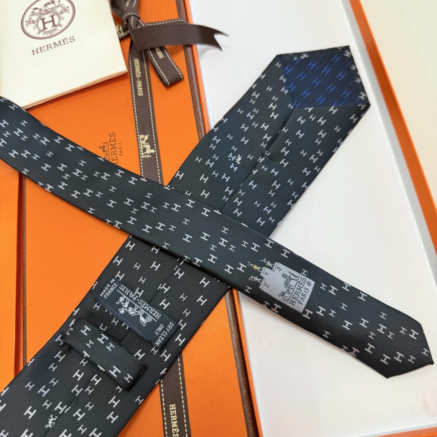 特价 爱马仕官方同步男士领带，稀有爱马仕家每年都有一千条不同印花的领带面世，从最初的多以几何图案表现骑术