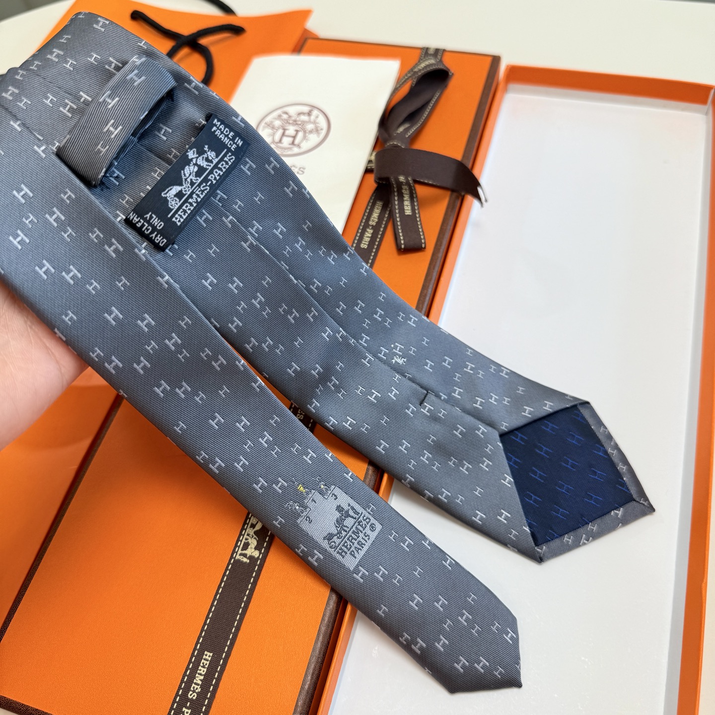 特价 爱马仕官方同步男士领带，稀有爱马仕家每年都有一千条不同印花的领带面世，从最初的多以几何图案表现骑术