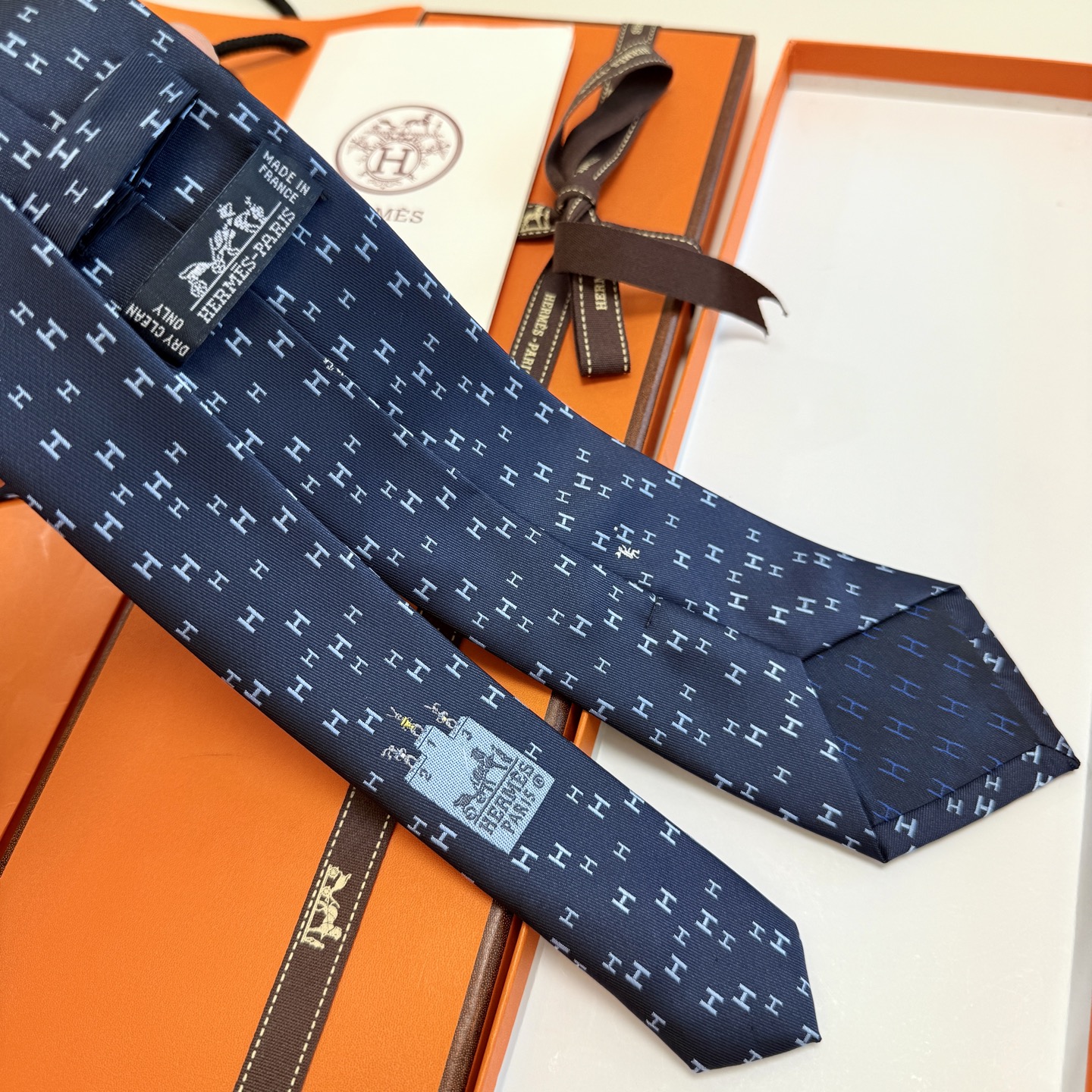 特价 爱马仕官方同步男士领带，稀有爱马仕家每年都有一千条不同印花的领带面世，从最初的多以几何图案表现骑术