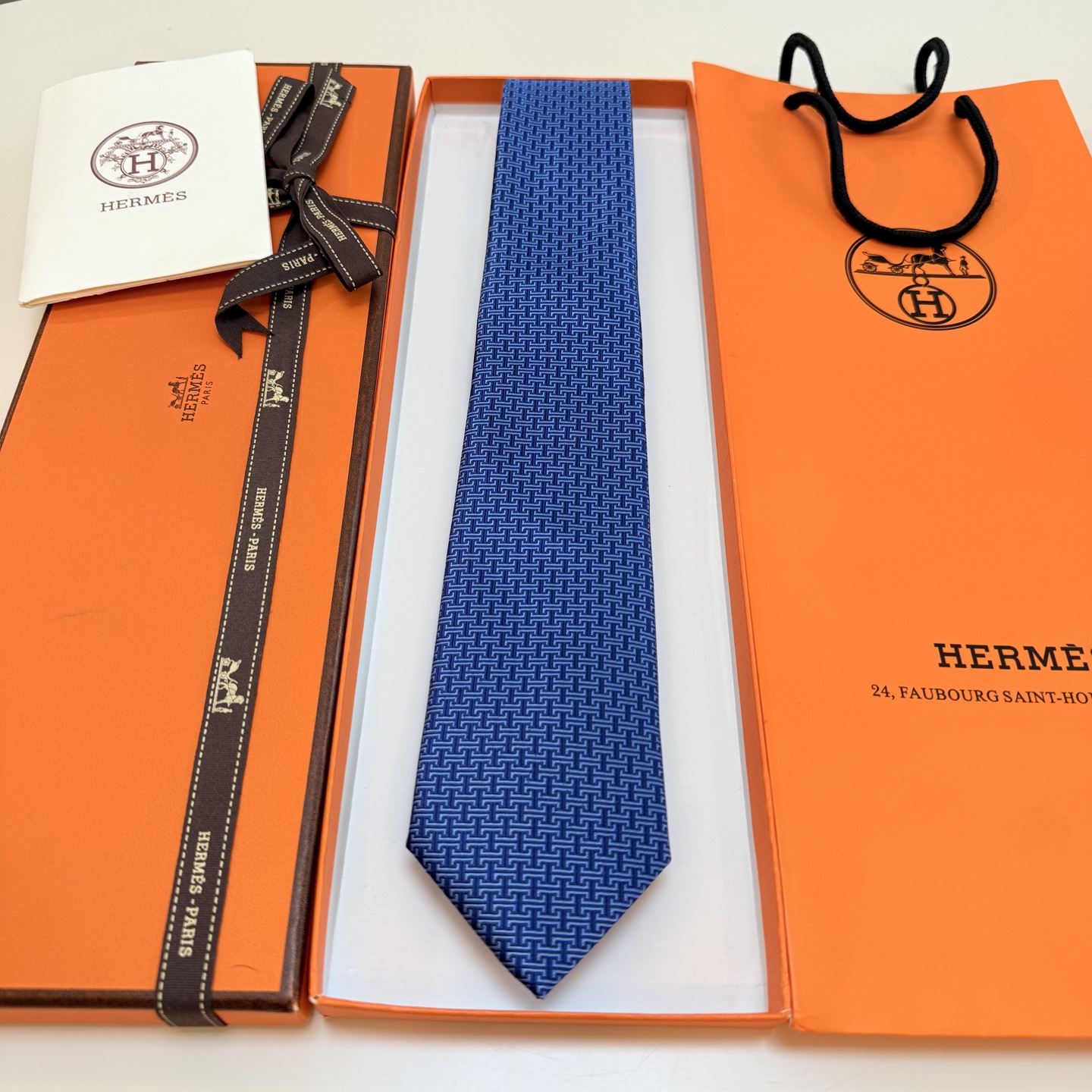 特价💰官方同步新款男士领带，【H标志图案领带】👔👔，稀有H家每年都有一千条不同印花的领带面世，从最初的多