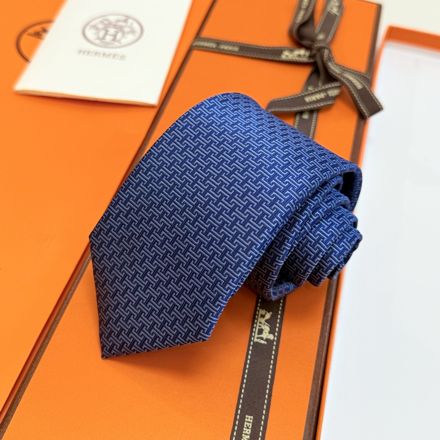 特价💰官方同步新款男士领带，【H标志图案领带】👔👔，稀有H家每年都有一千条不同印花的领带面世，从最初的多
