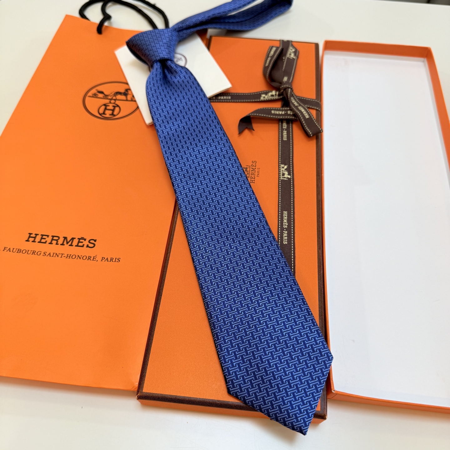 特价💰官方同步新款男士领带，【H标志图案领带】👔👔，稀有H家每年都有一千条不同印花的领带面世，从最初的多