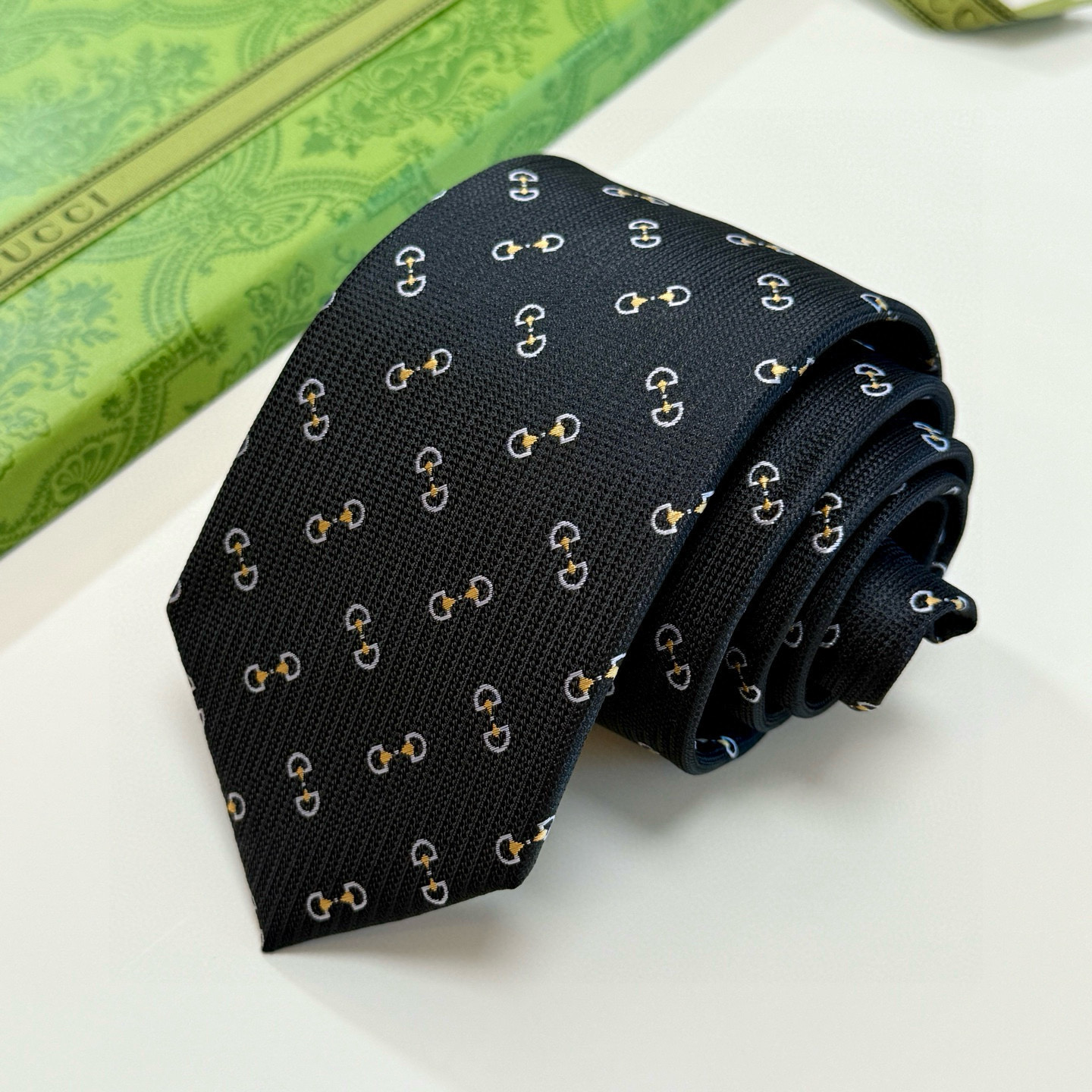 特价💰官方同步古奇男款领带【GG马衔扣领带】👔👔，稀有🐝🐝展现精湛手工与时尚优雅的理想选择，这款领带将标