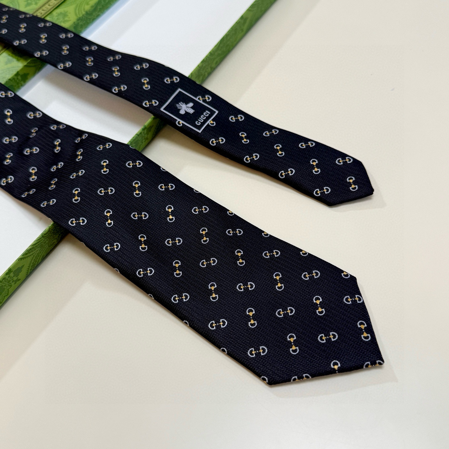 特价💰官方同步古奇男款领带【GG马衔扣领带】👔👔，稀有🐝🐝展现精湛手工与时尚优雅的理想选择，这款领带将标