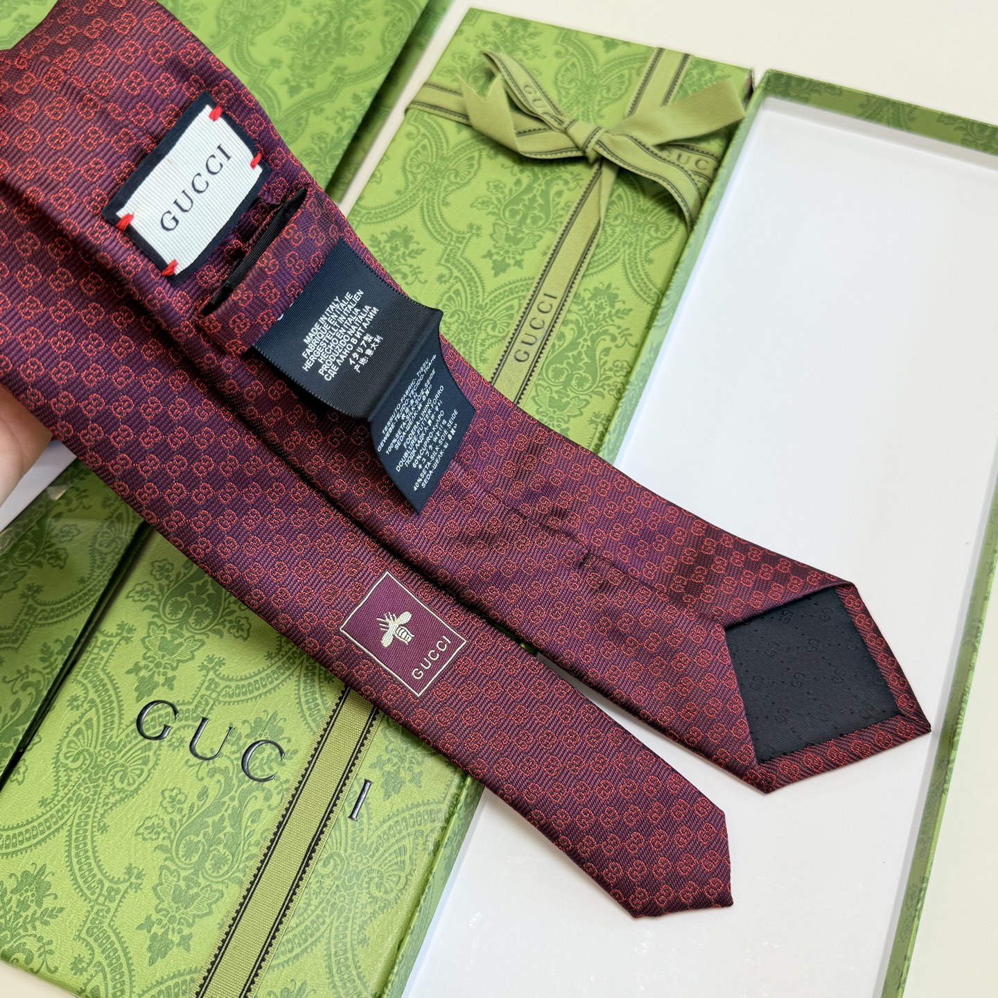 特价💰💰官方同步古奇男款领带【双GG领带】👔👔，稀有🐝🐝展现精湛手工与时尚优雅的理想选择，这款领带将标志