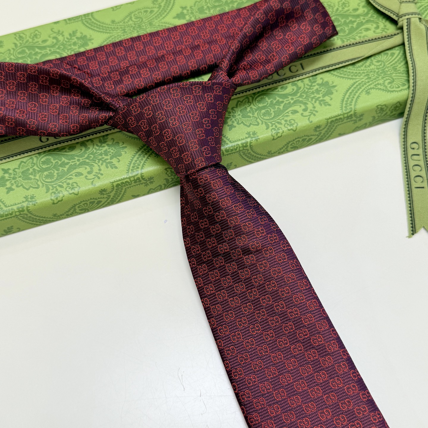 特价💰💰官方同步古奇男款领带【双GG领带】👔👔，稀有🐝🐝展现精湛手工与时尚优雅的理想选择，这款领带将标志