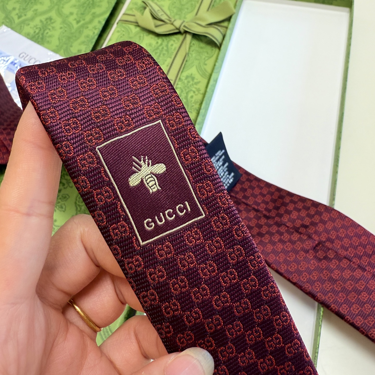 特价💰💰官方同步古奇男款领带【双GG领带】👔👔，稀有🐝🐝展现精湛手工与时尚优雅的理想选择，这款领带将标志