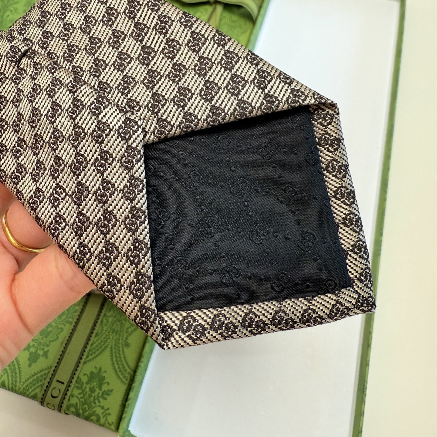 特价💰💰官方同步古奇男款领带【双GG领带】👔👔，稀有🐝🐝展现精湛手工与时尚优雅的理想选择，这款领带将标志