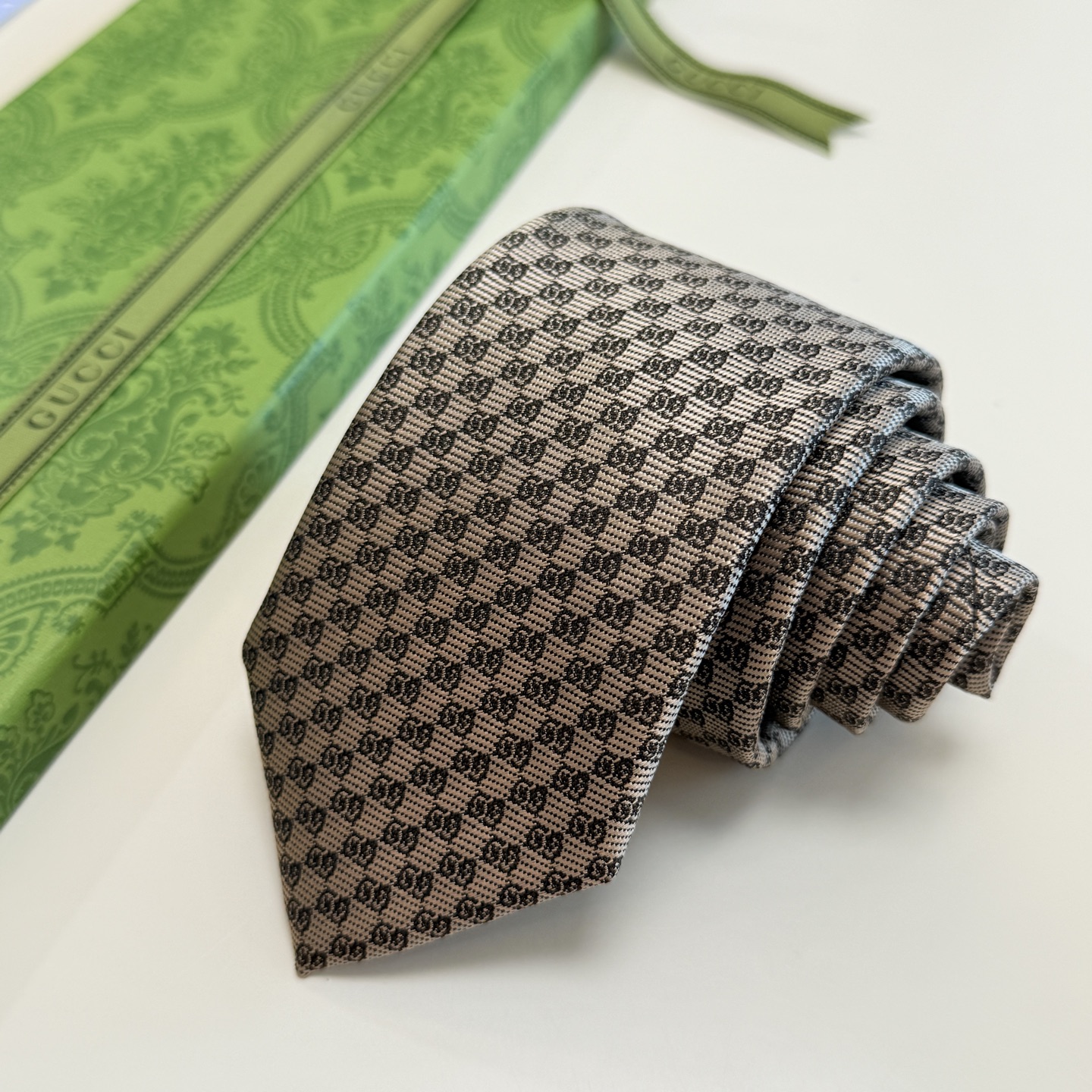 特价💰💰官方同步古奇男款领带【双GG领带】👔👔，稀有🐝🐝展现精湛手工与时尚优雅的理想选择，这款领带将标志